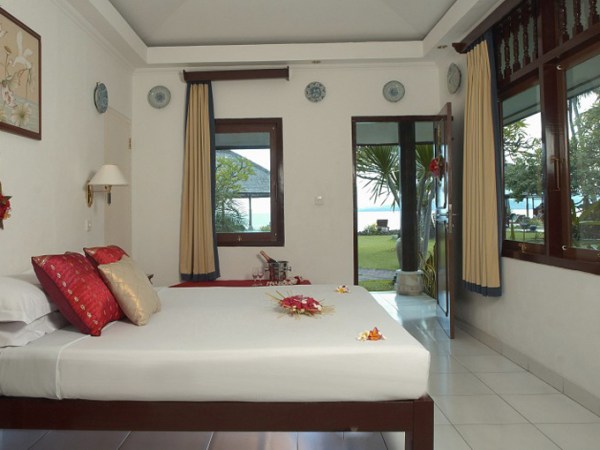 bali-ostkueste-lotus-bungalows-room