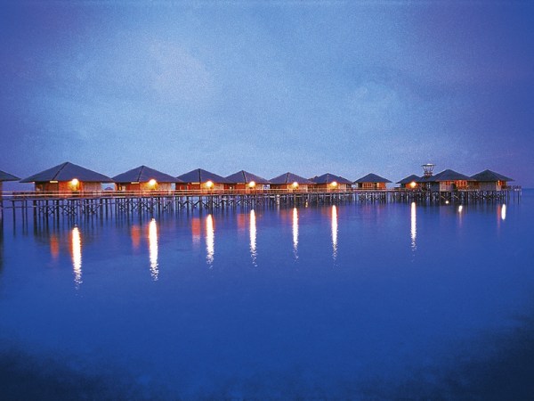 borneo-sipadan-water-village-by-night